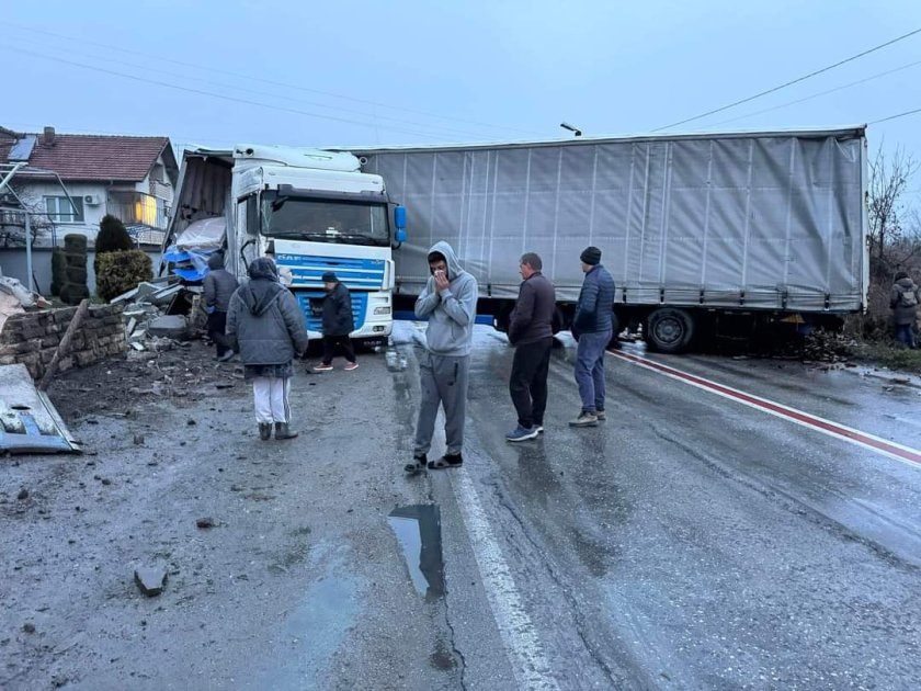 Камион се вряза в двора на къща в Самоводене