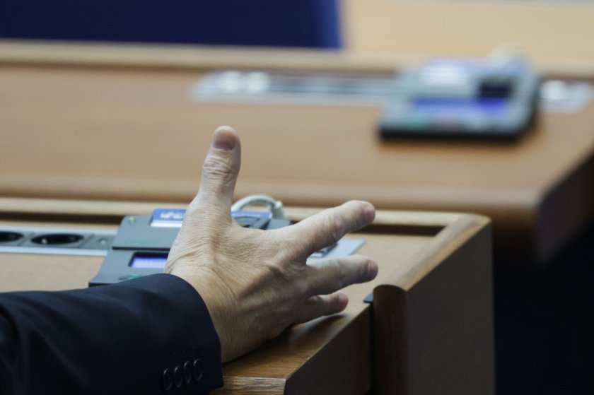 Продължават срещите в търсене на мнозинство в парламента в навечерието