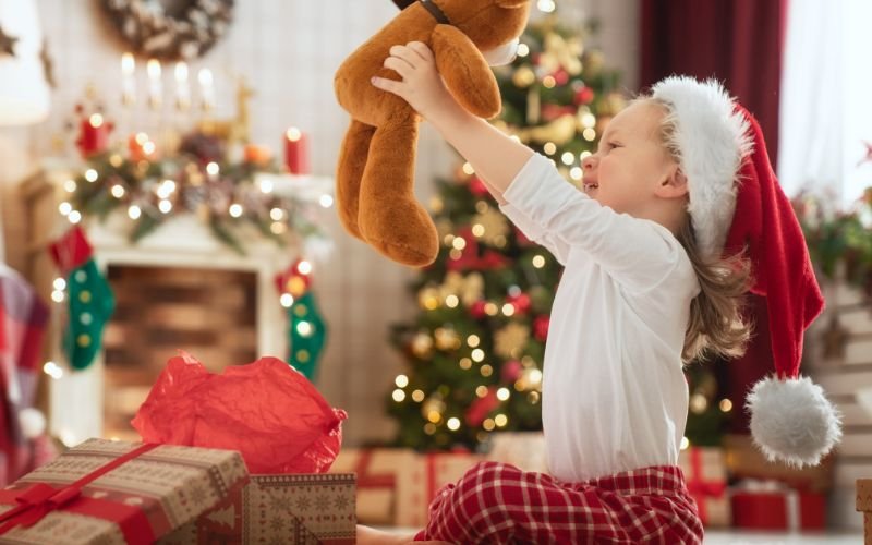 Има деца, които посрещат коледните празниците далеч от дома си.