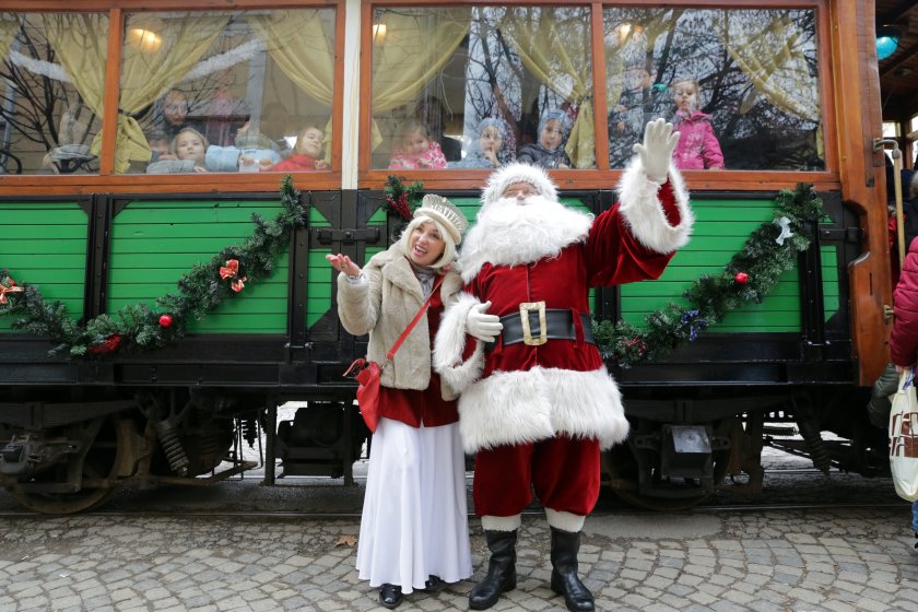 Остават седмица до коледните празници, а настроението в столицата се