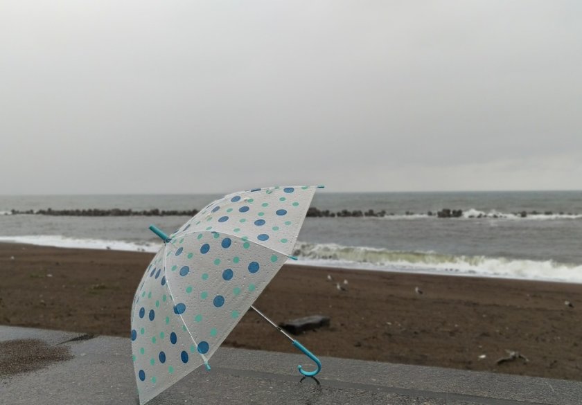 В близките часове вятърът от запад-северозапад ще се усилва, видимостта