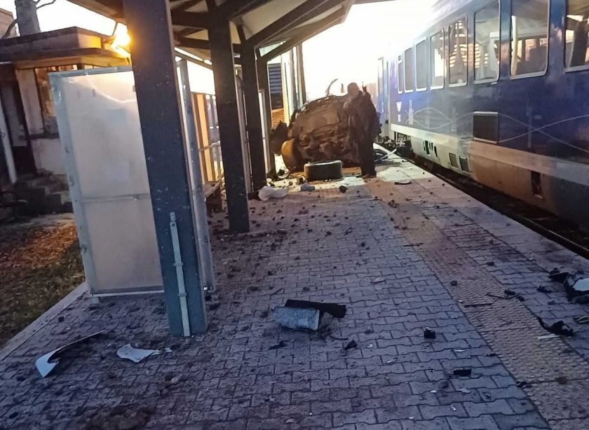 Пътнически влак е ударил лек автомобил, пресичащ на спуснати бариери