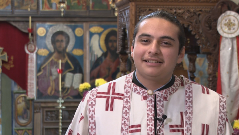 Сирийско момче бежанец помага в църквата на пловдивското село Катуница.