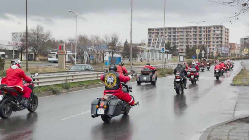 Дядо Коледовци на мотори зарадваха децата в Бургас