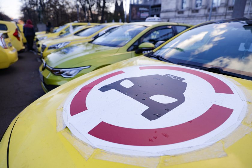 И таксиметровите шофьори излизат на протест днес. Причината е, че