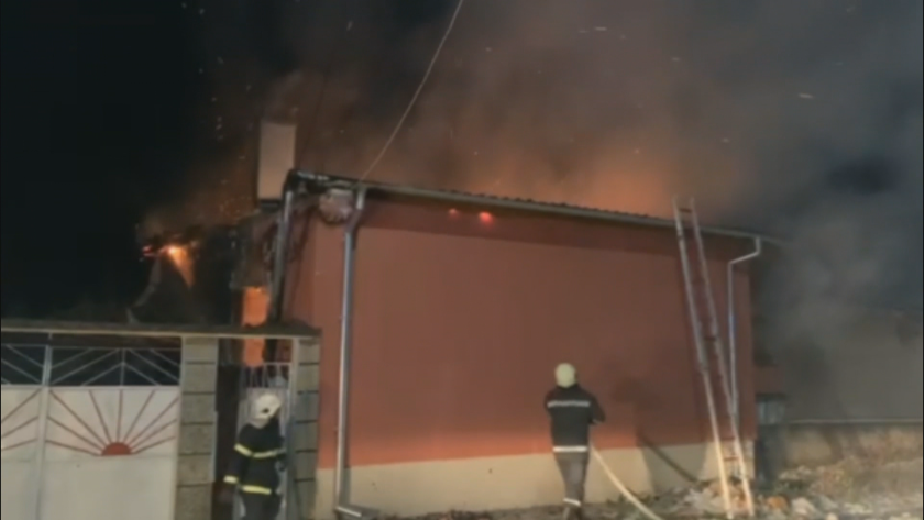 Къща изгоря в град Шипка тази нощ. Огънят е лумнал