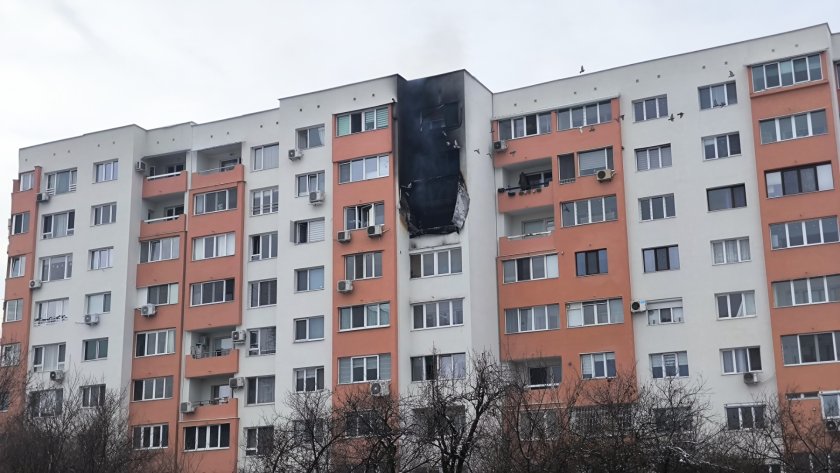 Две деца и майка им са обгазени при пожар в