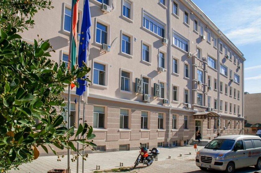 Акушерката, която беше заснета във видеоклип да танцува с едно