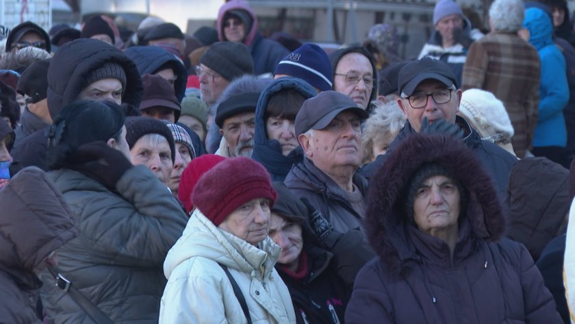 дълги опашки извиха пунктовете безплатни карти градския транспорт варна