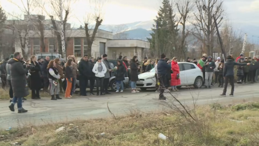 След катастрофата между кола и пет коня край Кюстендил, при