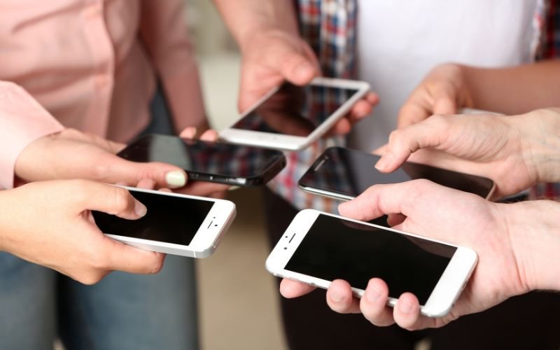 Средно на ден човек прекарва по 6 часа и 40