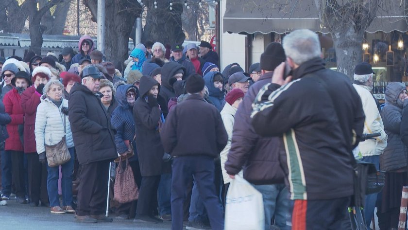 Дълги опашки се извиха пред пунктовете за издаване на безплатни