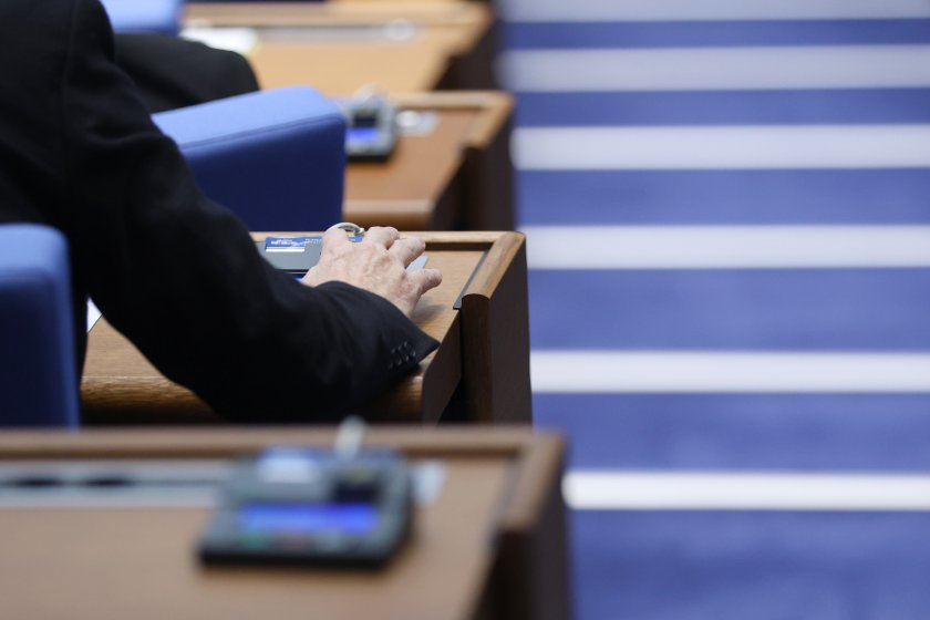 Parliament adopts provisional budget law at first reading - По света и ...