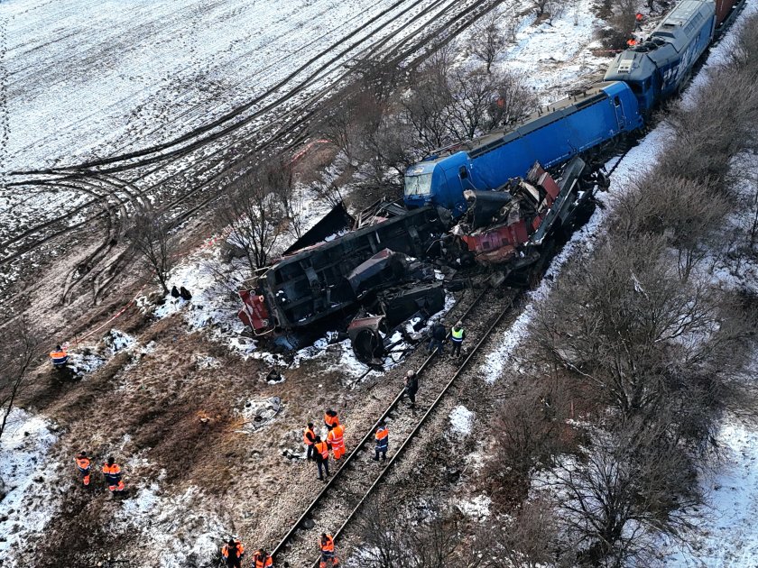 разчистват района локорско тежкия инцидент два товарни влака снимки