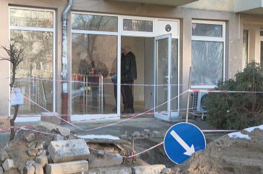 Теч наводнява повече от месец мазета и магазини в кооперация в Пловдив