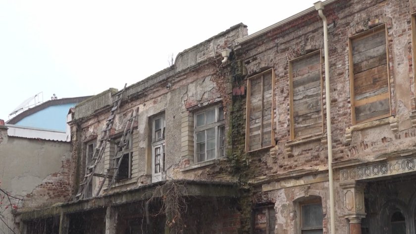 Опасна сграда, която е паметник на културата, се руши в
