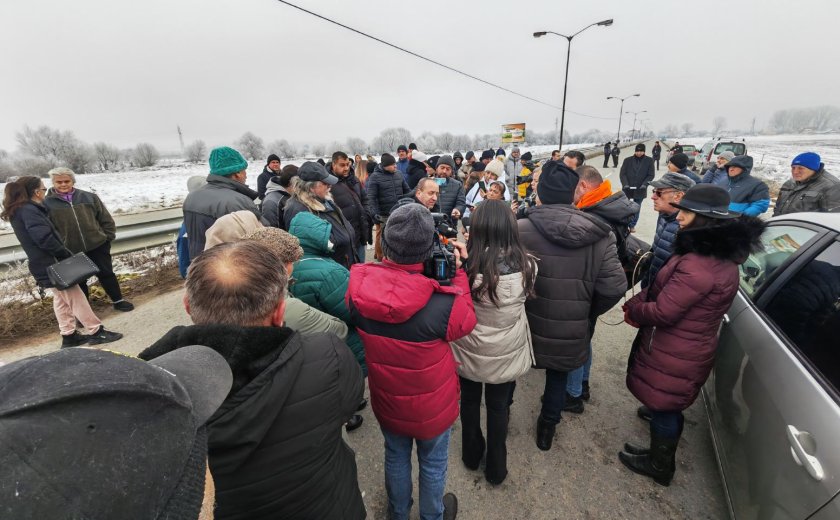 Пореден протест на пътя за Кюстендил, където момиче загина след катастрофа с коне