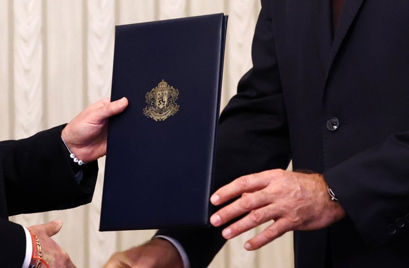 Президентът Румен Радев ще връчи в 12 часа първия мандат