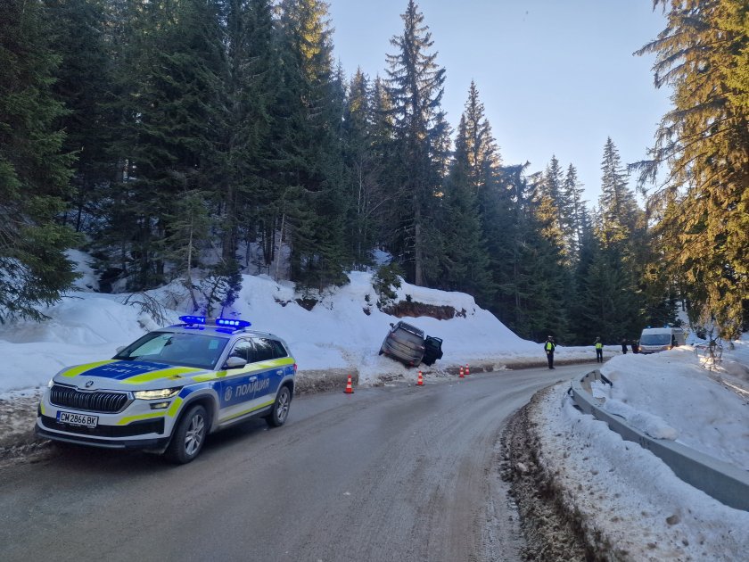 Джип с трима пътници, сред които и дете, самокатастрофира, а