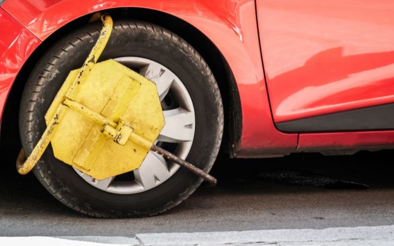 След поставена скоба за нерегламентирано паркиране, шофьор сам решава да