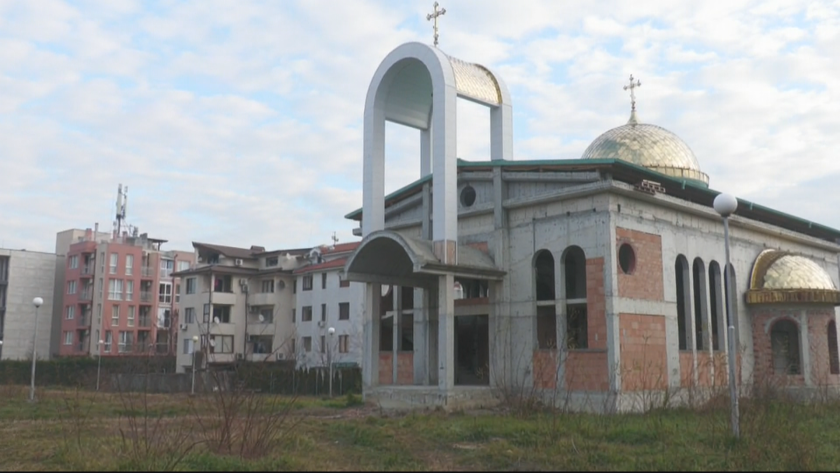 Участници в ритуала на Богоявление дариха събраните пари за дострояването