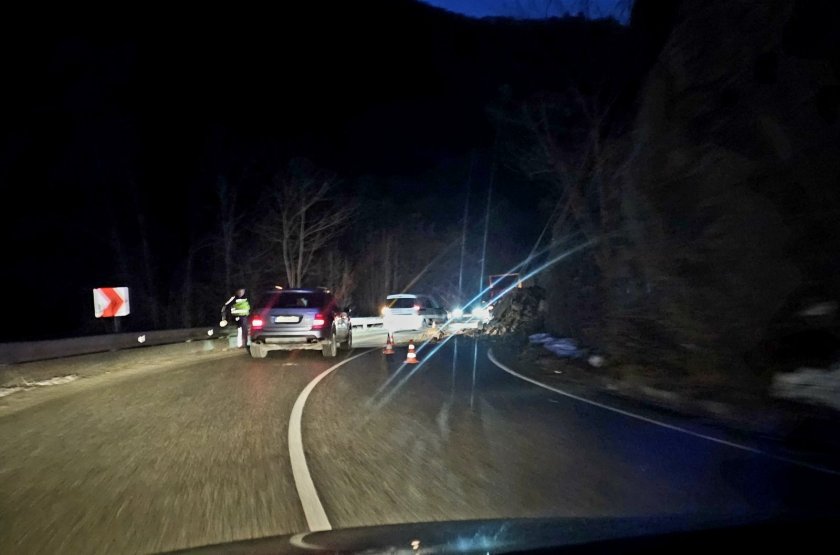 паднали камъни затрудняват движението пътя асеновград смолян