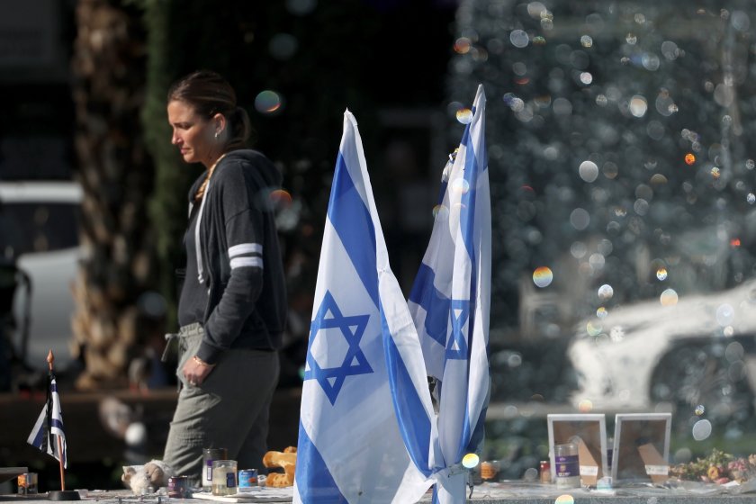 Четирима души бяха ранени .Нападателят е бил застрелян от случаен