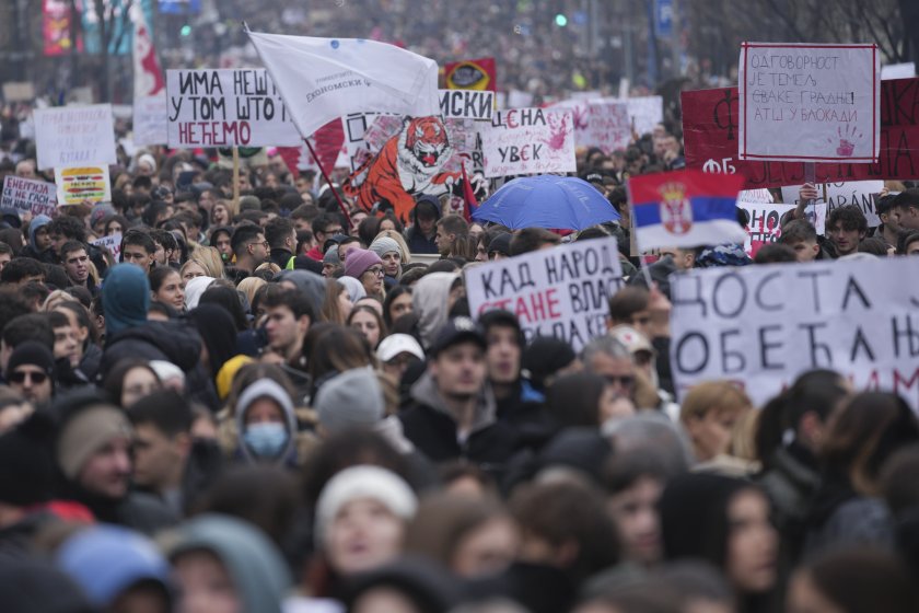 фона масовите протести сърбия вучич учреди ново движение