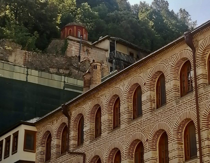 Отиде си игуменът на Зографския манастир архимандрит Амвросий. Той е