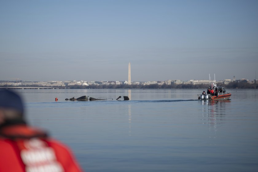 Операцията по издирването на тленни останки след сблъсъка между пътнически