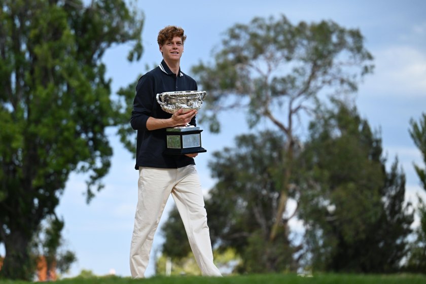 яник синер позира трофея australian open 2025 галерия