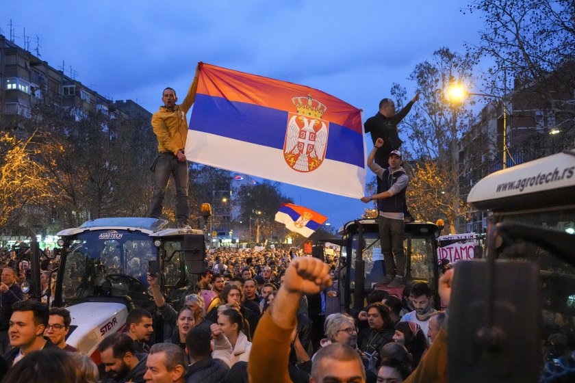 Поредна нощ на протести в Сърбия, въпреки подадената от премиера