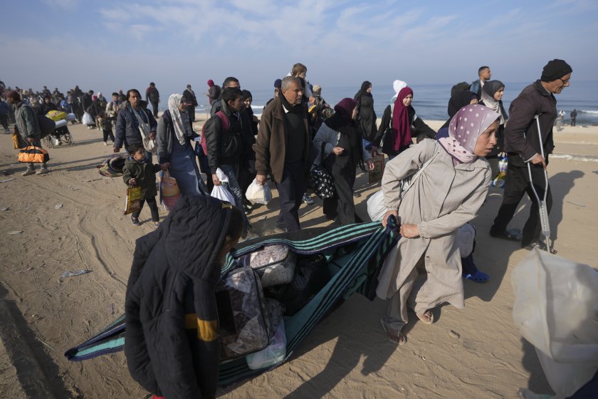 Хиляди разселени палестинци прекараха нощта сред руини в северната част