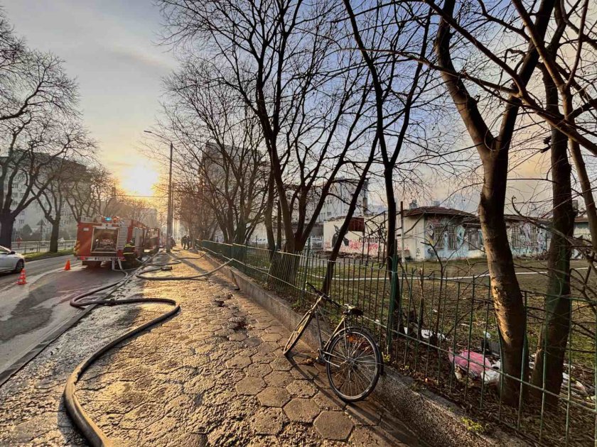 Пожар избухна малко след 4:00 часа тази сутрин в бившето