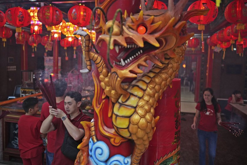 Под знака на дървената змия - настъпва лунната Нова година (СНИМКИ)