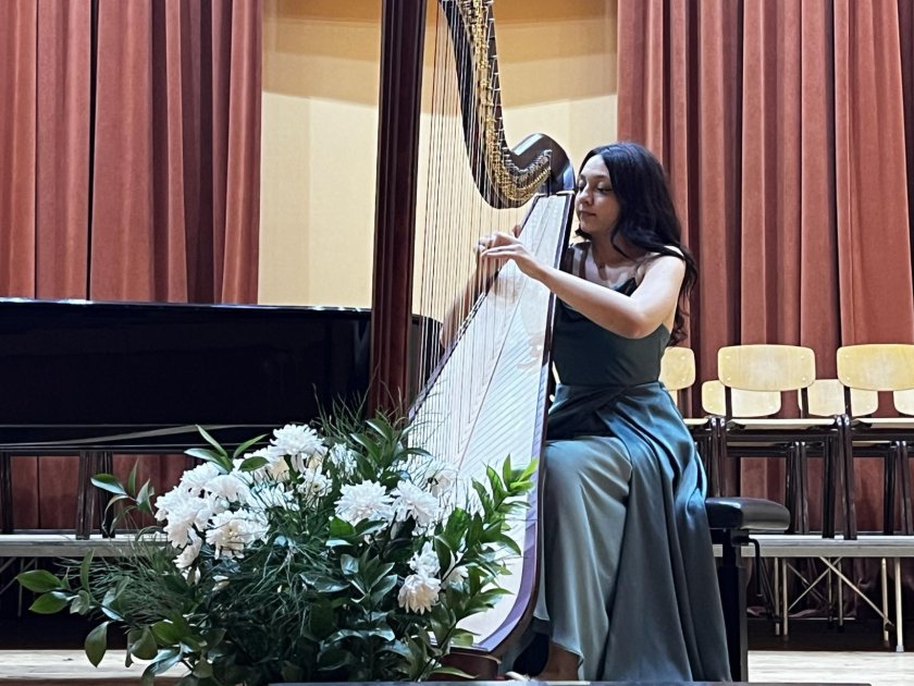 В първия самостоятелен концерт на Божана Божилова - арфа, взеха