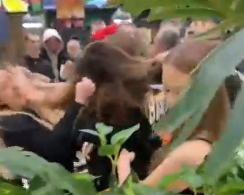 Две момичета на 15 години са се сбили в голям