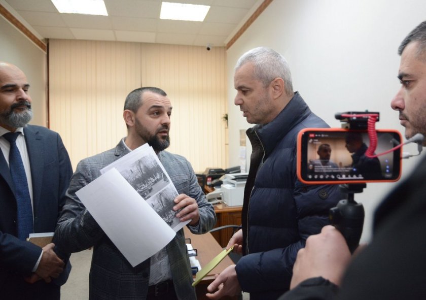 Скандал във Варна: От “Възраждане” нахлуха в сградата на общината