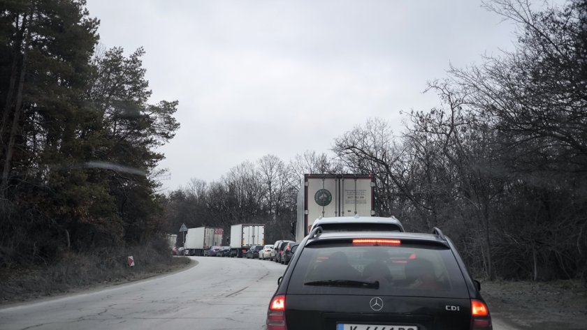 Километрично задръстване се е образувало между Нови хан и Вакарел,