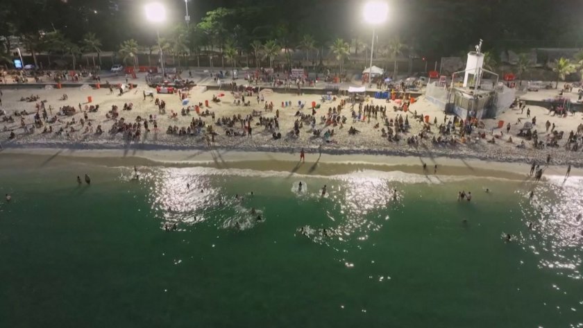 Спасение от жегите - плажовете в Рио де Жанейро са пълни през нощта