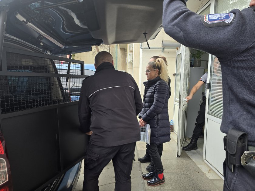 съдът ловеч отложи делото предсрочно освобождаване десислава иванчева