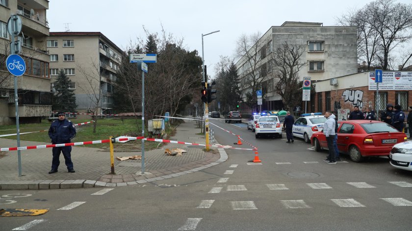 22-годишно момиче намушка трима мъже до входа на Южния парк в София посред бял ден (ОБЗОР)