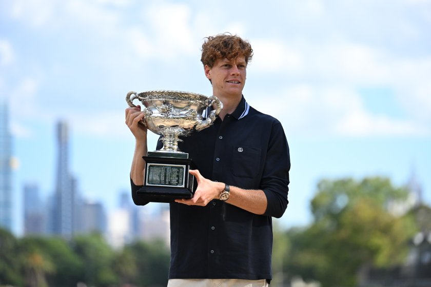 яник синер позира трофея australian open 2025 галерия