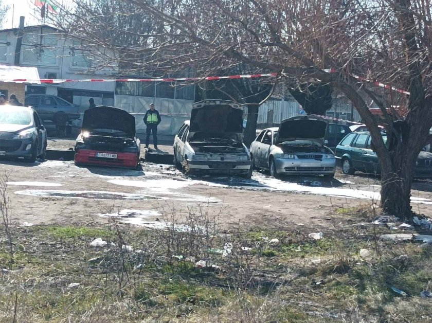 Лек автомобил и микробус горяха в района на Централна гара