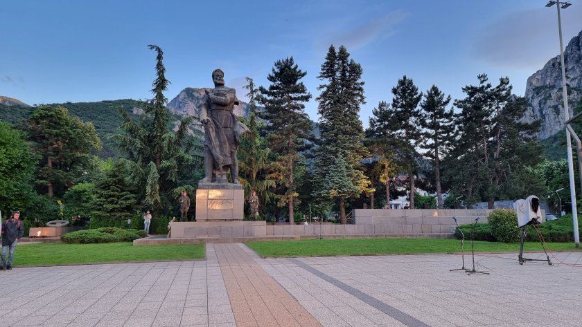 демонтират паметника христо ботев враца ремонт