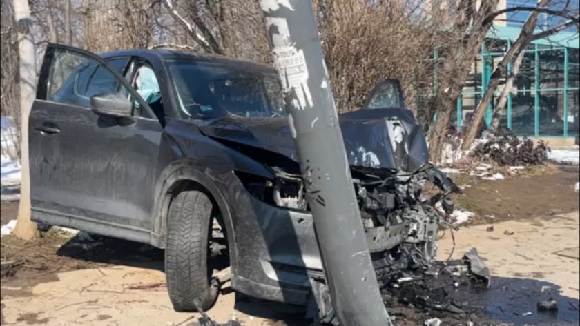 Кола се блъсна в стълб до автобусна спирка на бул.