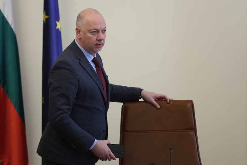 премиерът разпореди часово наблюдение пътната обстановка заради снега