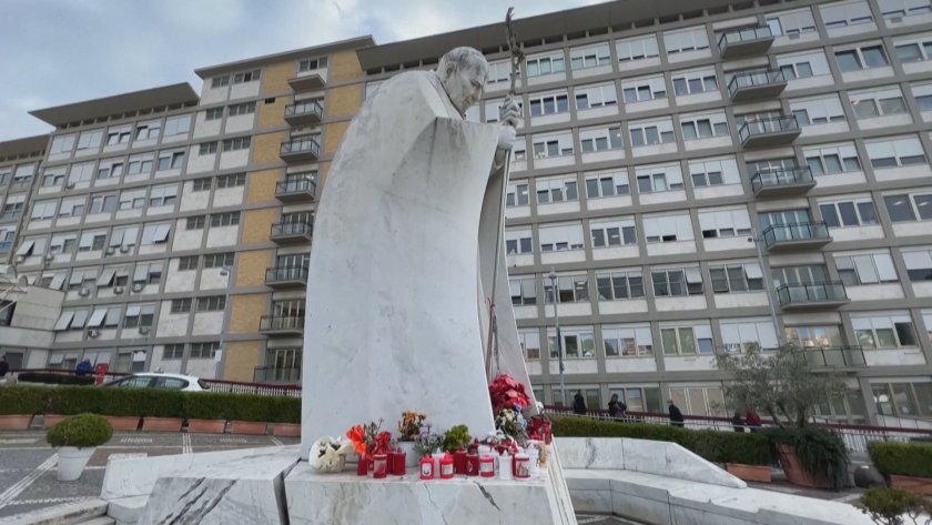 Папа Франциск остава в болница.Инфекцията на дихателните му пътища е