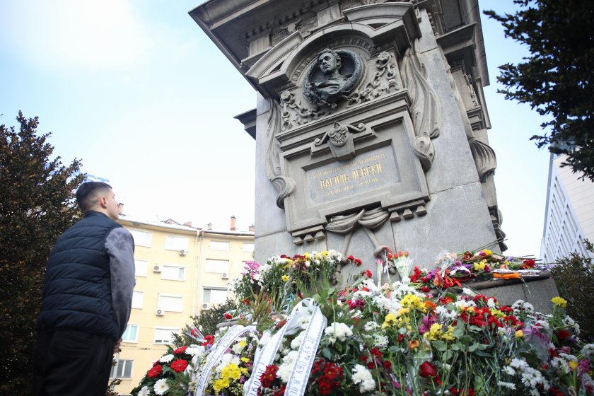 Малки и големи се стичат пред паметника на Апостола да се поклонят пред делото му