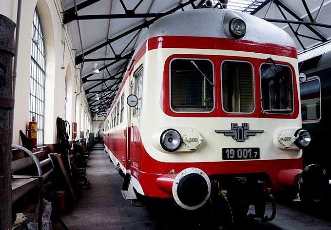 атрактивно баба марта ретро влак потегля банкя март